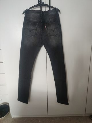 Pantalón vaquero Levi's negro
Talla 16 años
