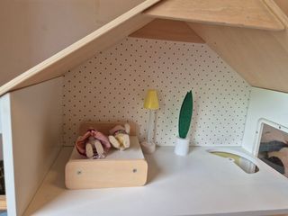 Casita de muñecas de madera