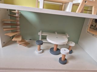 Casita de muñecas de madera