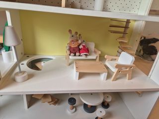 Casita de muñecas de madera