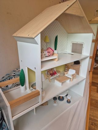 Casita de muñecas de madera