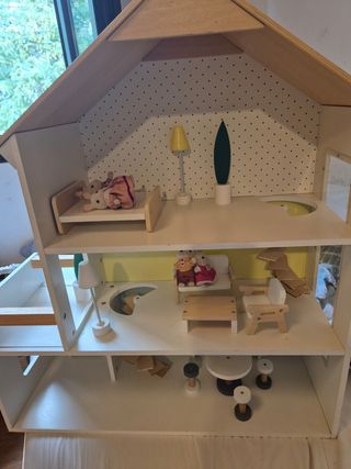 Casita de muñecas de madera