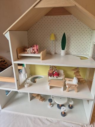 Casita de muñecas de madera