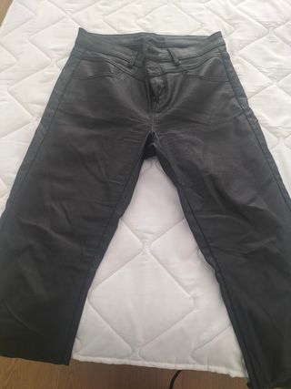 Pantalón efecto cuero Stradivarius negro