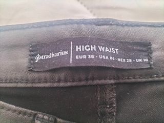 Pantalón efecto cuero Stradivarius negro
