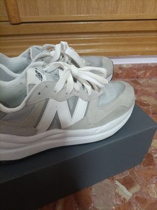 Zapatillas New Balance 40 Gris y Blanco