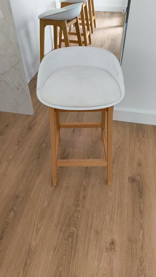 Taburetes altos cocina madera y piel blancos 4 un
