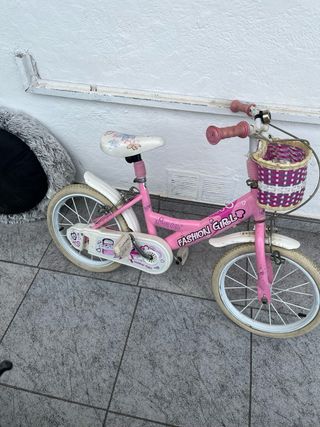 Bicicleta infantil rosa con cesta