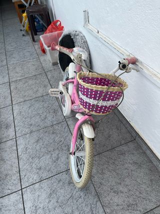 Bicicleta infantil rosa con cesta