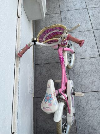 Bicicleta infantil rosa con cesta