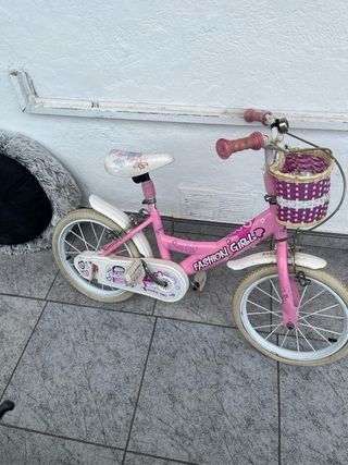 Bicicleta infantil rosa con cesta