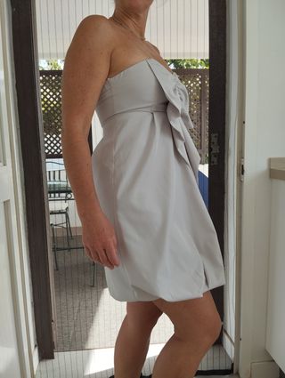 Vestido gris corto.