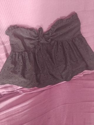 Top negro con lazada y volantes