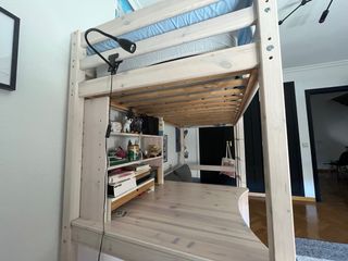 Litera escritorio y sofa.