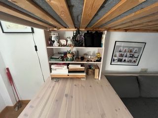 Litera escritorio y sofa.