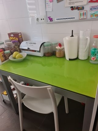 2 Sillas de cocina blancas de plástico