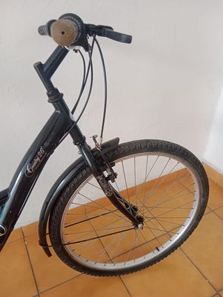 Bicicleta de passeig negra per a adult.