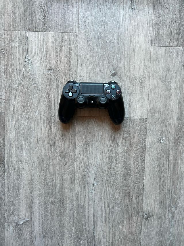 PS4 Slim Negra 1TB + 4 Juegos