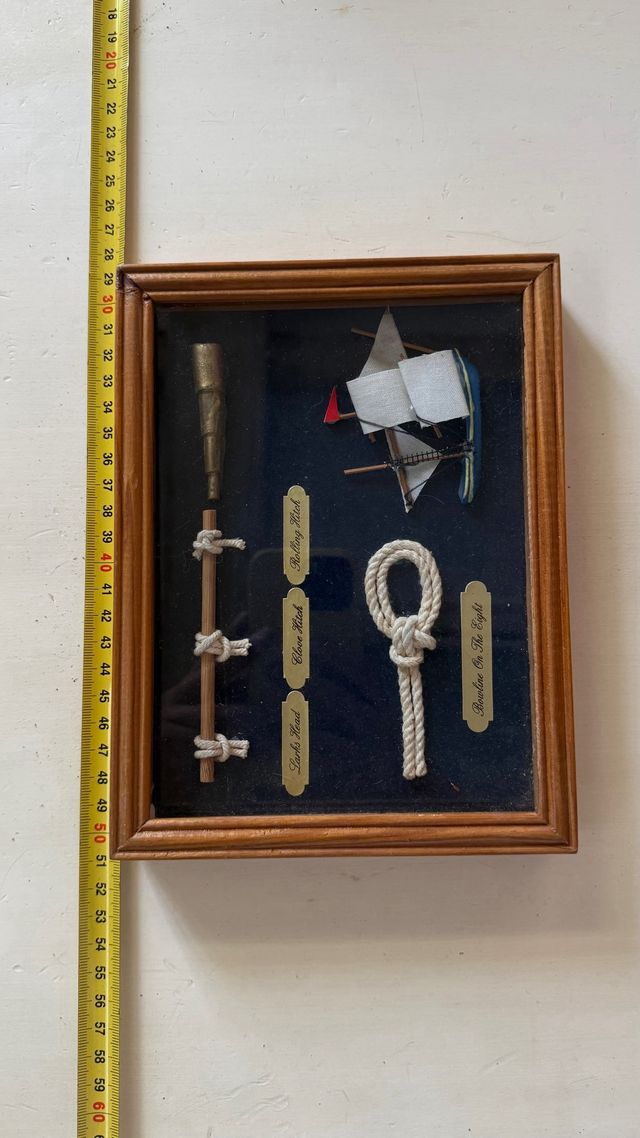 Cuadro náutico con nudos y barco