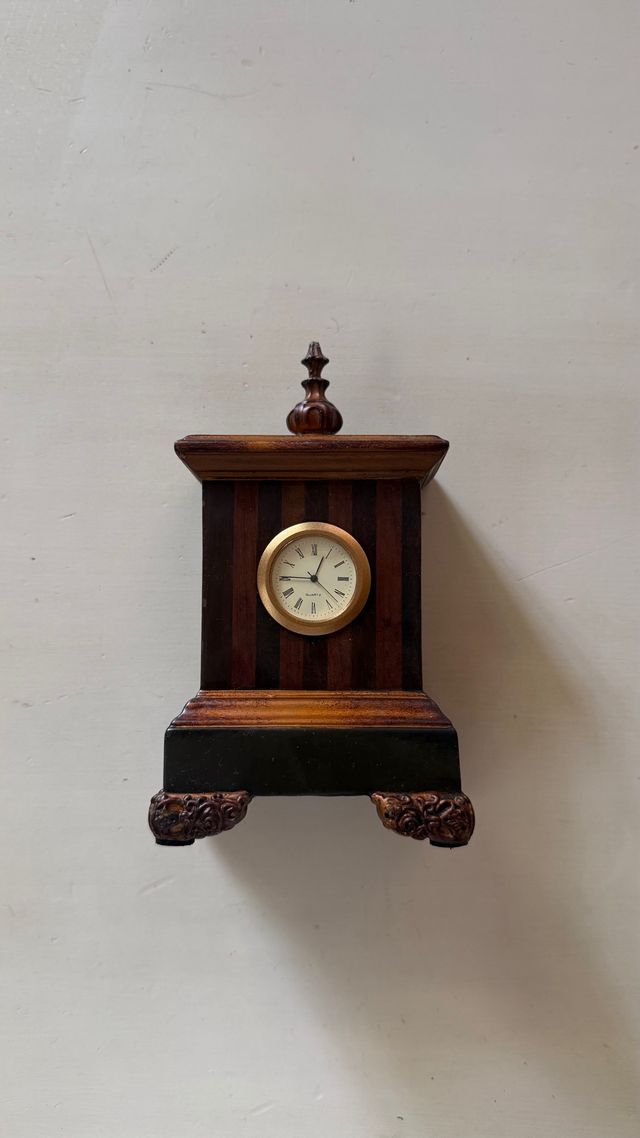 Reloj de mesa material pesado
