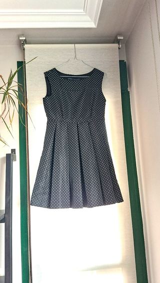 Vestido negro con lunares blancos