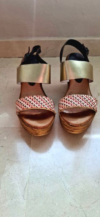 Sandalias de piel doradas y multicolor