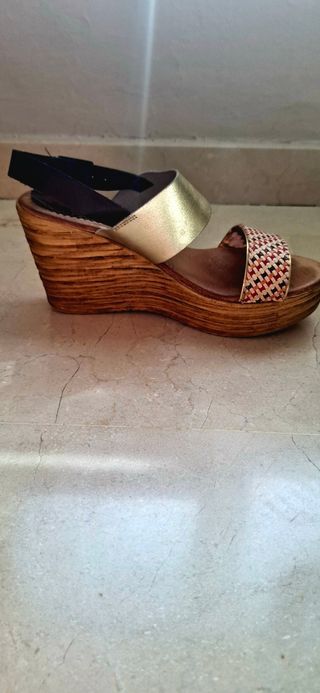 Sandalias de piel doradas y multicolor