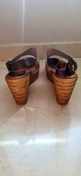 Sandalias de piel doradas y multicolor