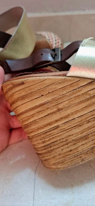 Sandalias de piel doradas y multicolor
