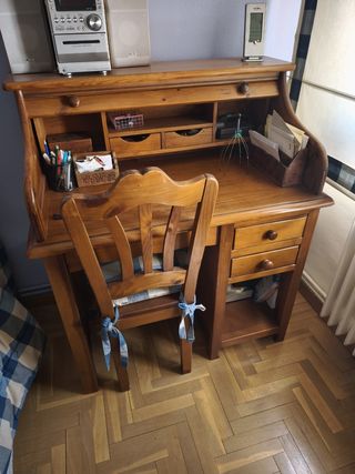 Escritorio de madera con silla