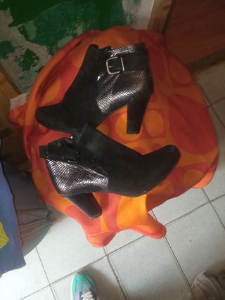 Botines negros y plateados talla 38