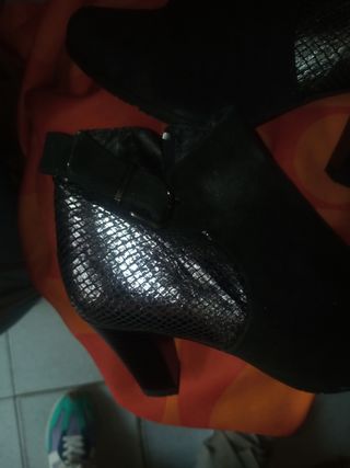 Botines negros y plateados talla 38