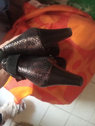 Botines negros y plateados talla 38