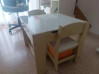 Mesa y sillas infantiles de madera