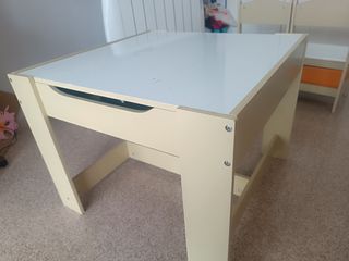 Mesa y sillas infantiles de madera