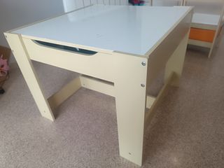 Mesa y sillas infantiles de madera