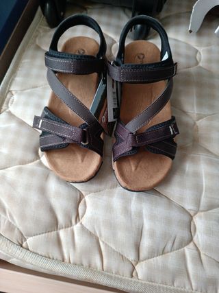 Sandalias Marrones y Negras