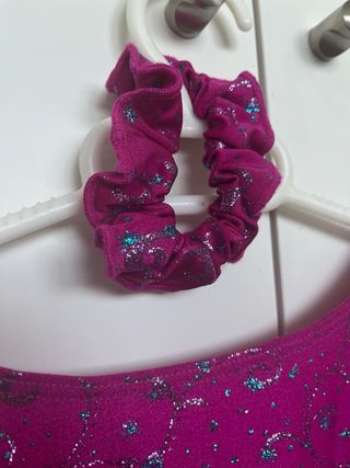 Maillot patinaje artístico con scrunchie