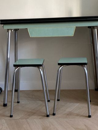 Mesa cocina vintage verde menta y dos taburetes