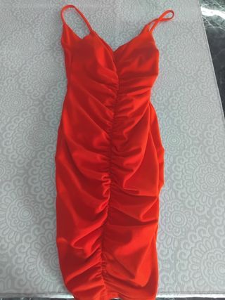 Vestido rojo ajustado con tirantes