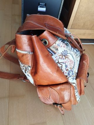 Mochila de cuero y tela