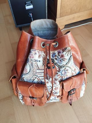 Mochila de cuero y tela