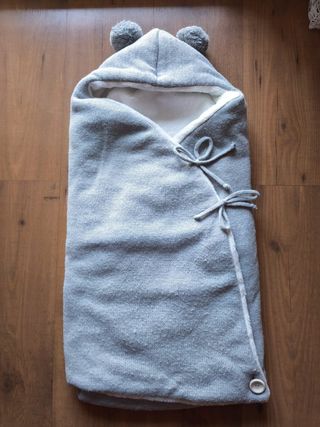 Saco de bebé con capucha gris
