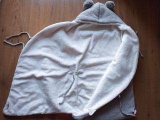 Saco de bebé con capucha gris