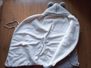 Saco de bebé con capucha gris