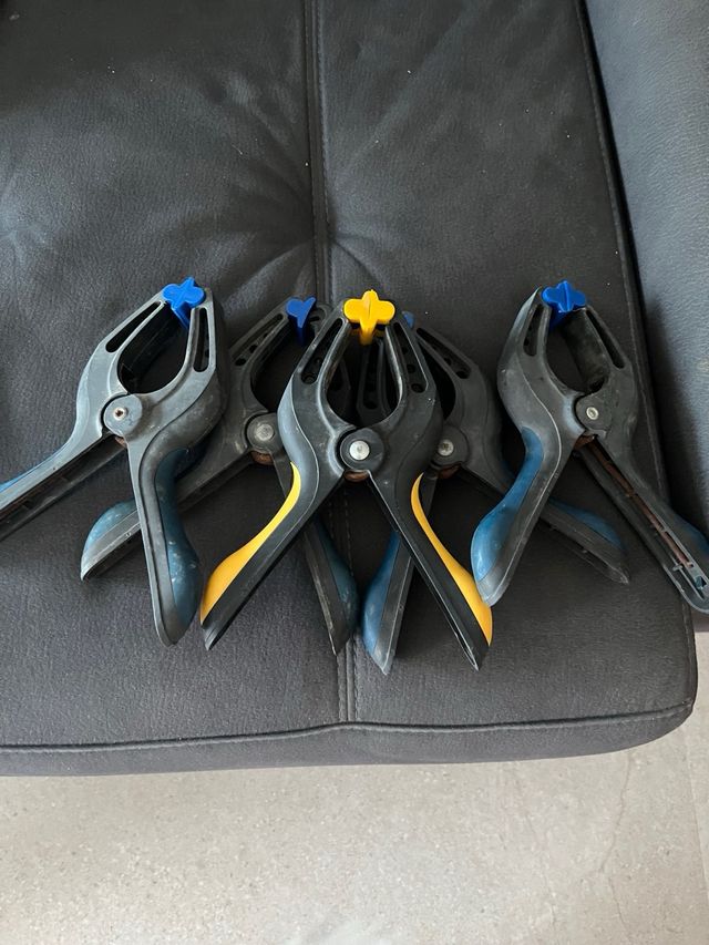 Pinza de sujeción negra y amarilla