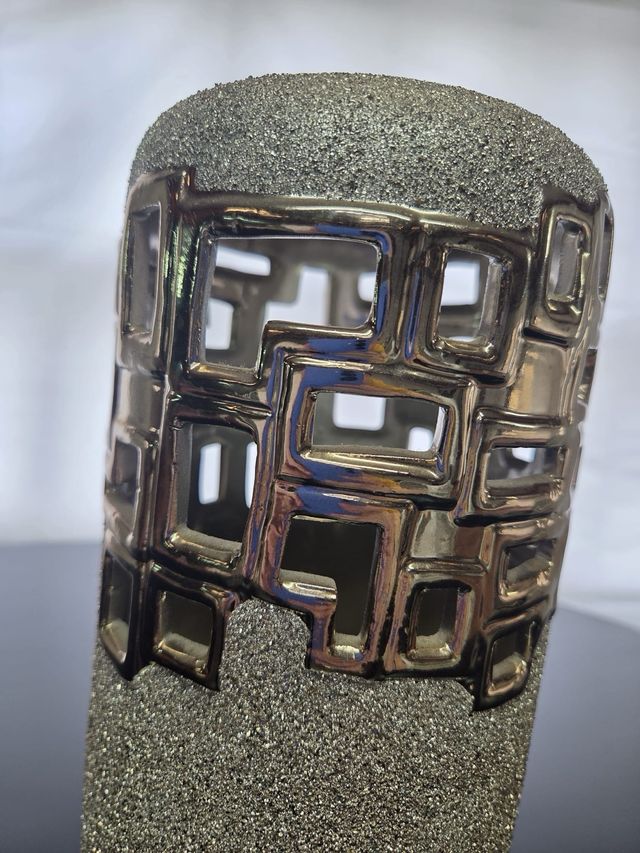 Vaso in ceramica con glitter dorati e grigi