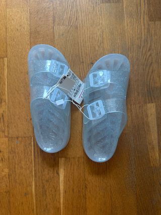 Chanclas azules transparentes Zara