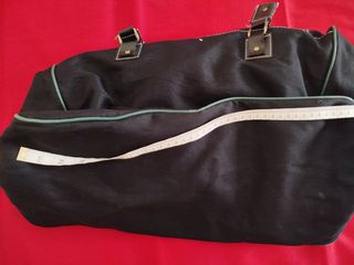 Dos bolsos de viaje negros con detalles verdes