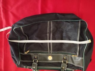 Dos bolsos de viaje negros con detalles verdes